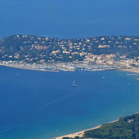 Studio-cabine Lumineux Avec Terrasse, Parking, Proche - Fr-1-100-119 * Cavalaire-sur-Mer